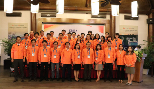 베트남 토지행정 공무원 현지연수 개회식에서 참석자들이 단체사진을 촬영하고 있다. <한국감정원 제공>